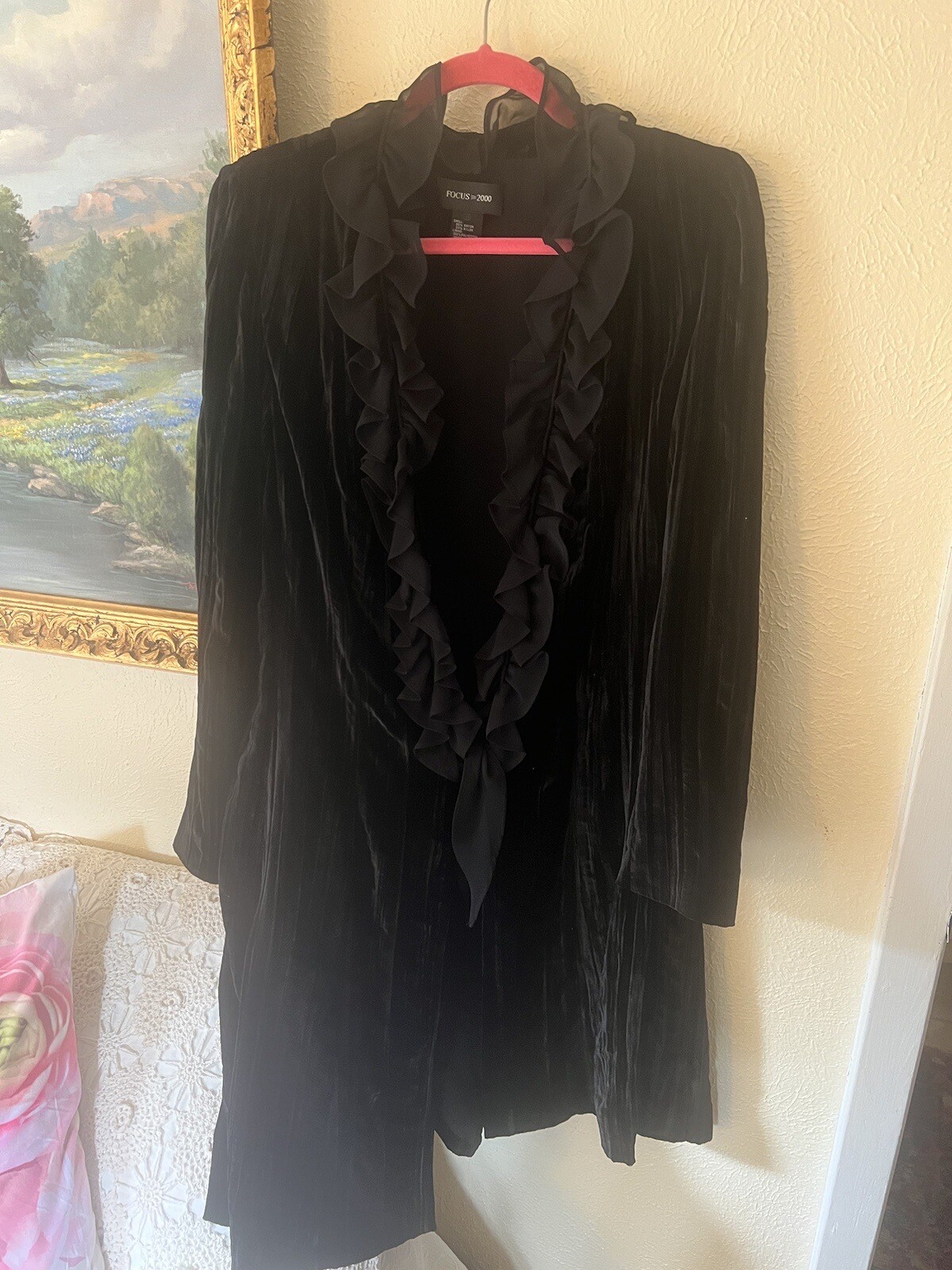 FOCUS 2000 CRUSHED VELVET W RUFFLES @ FRONT LINED BLACK JACKET LRG. BEAUTIFUL
