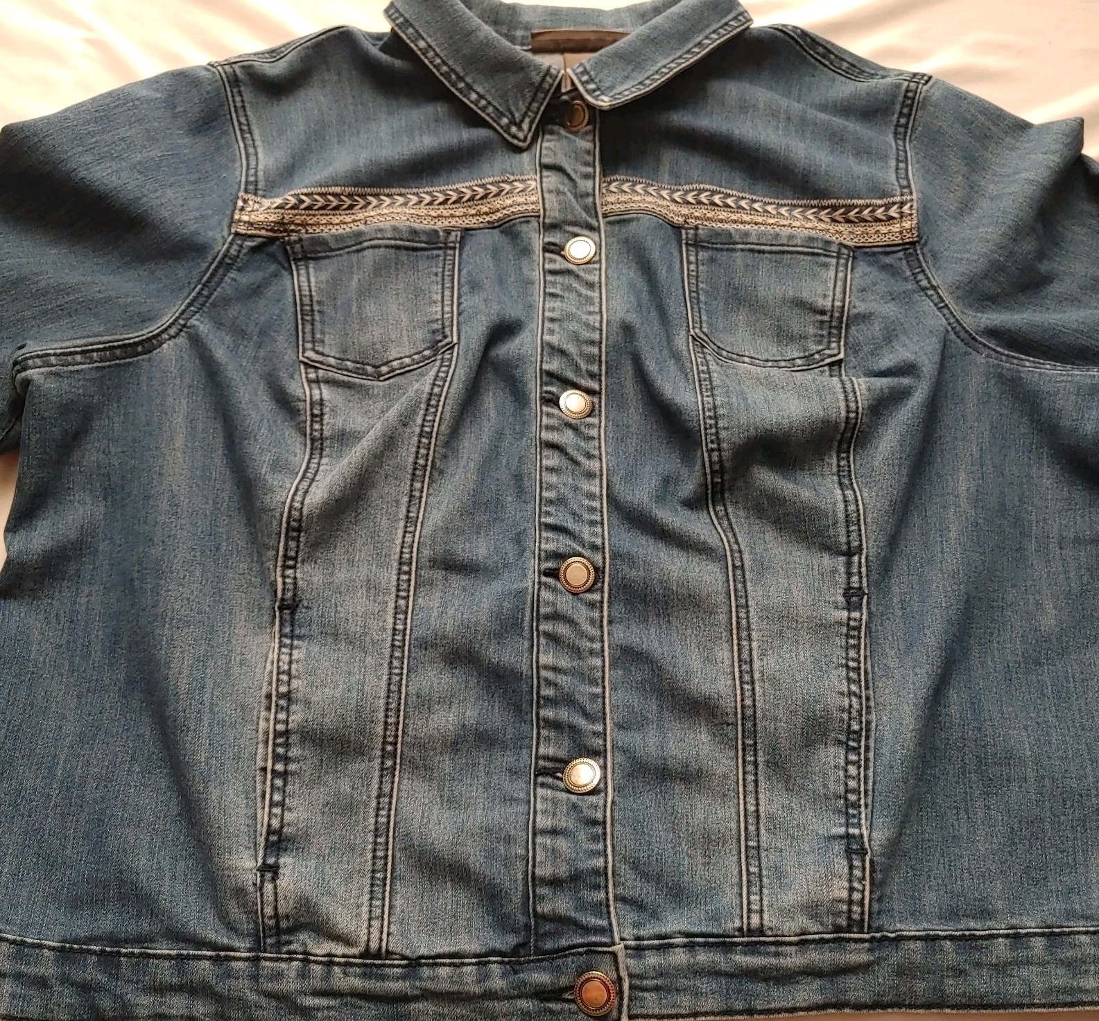 Avenue Denim Jacket Medium Blue Wash Embroidered Button Up Size 22/24