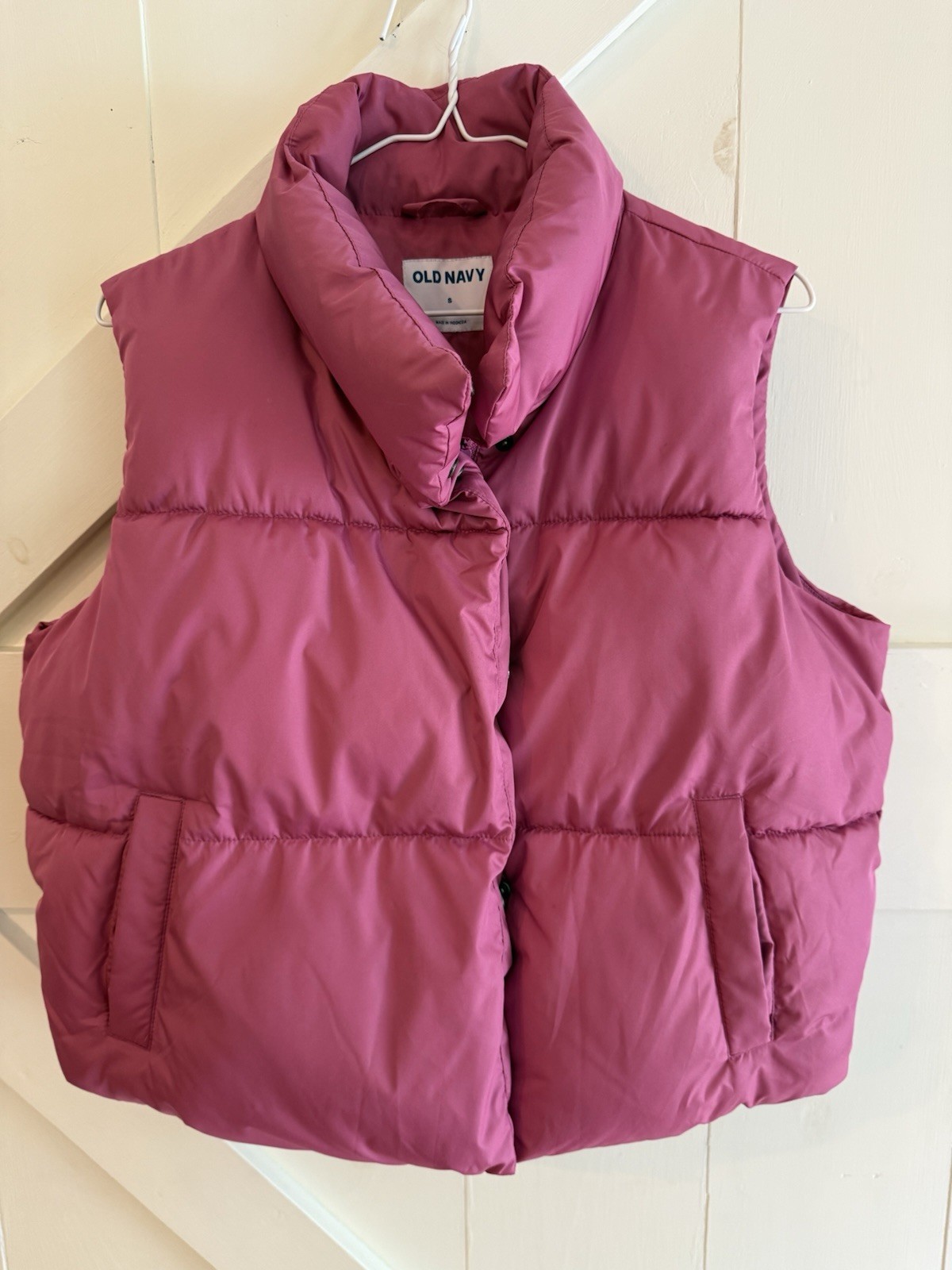 Old Navy Puffer Vest Women’s Small Msuve Berry Pink Zip Snap Sleeveless Jacket