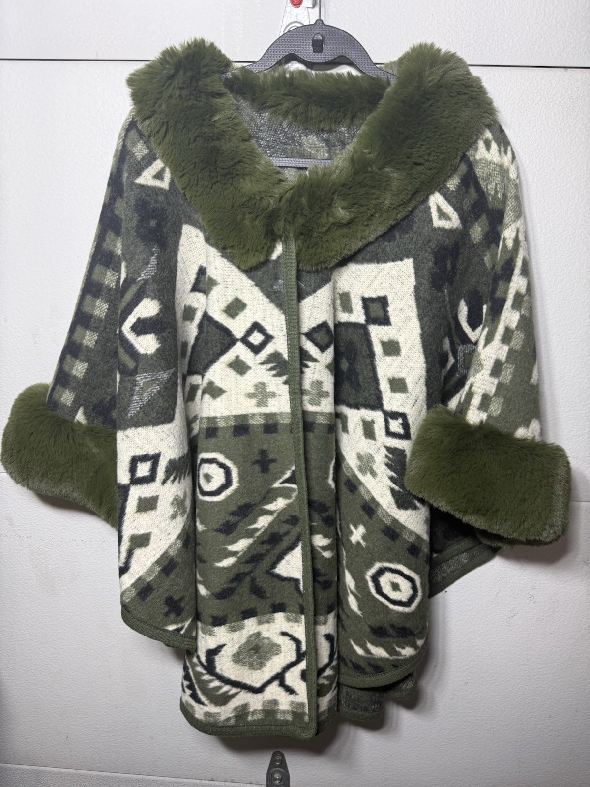 A New Day Poncho Cape Jacket Womens Southwestern Aztec Faux Fur Trim Cozy