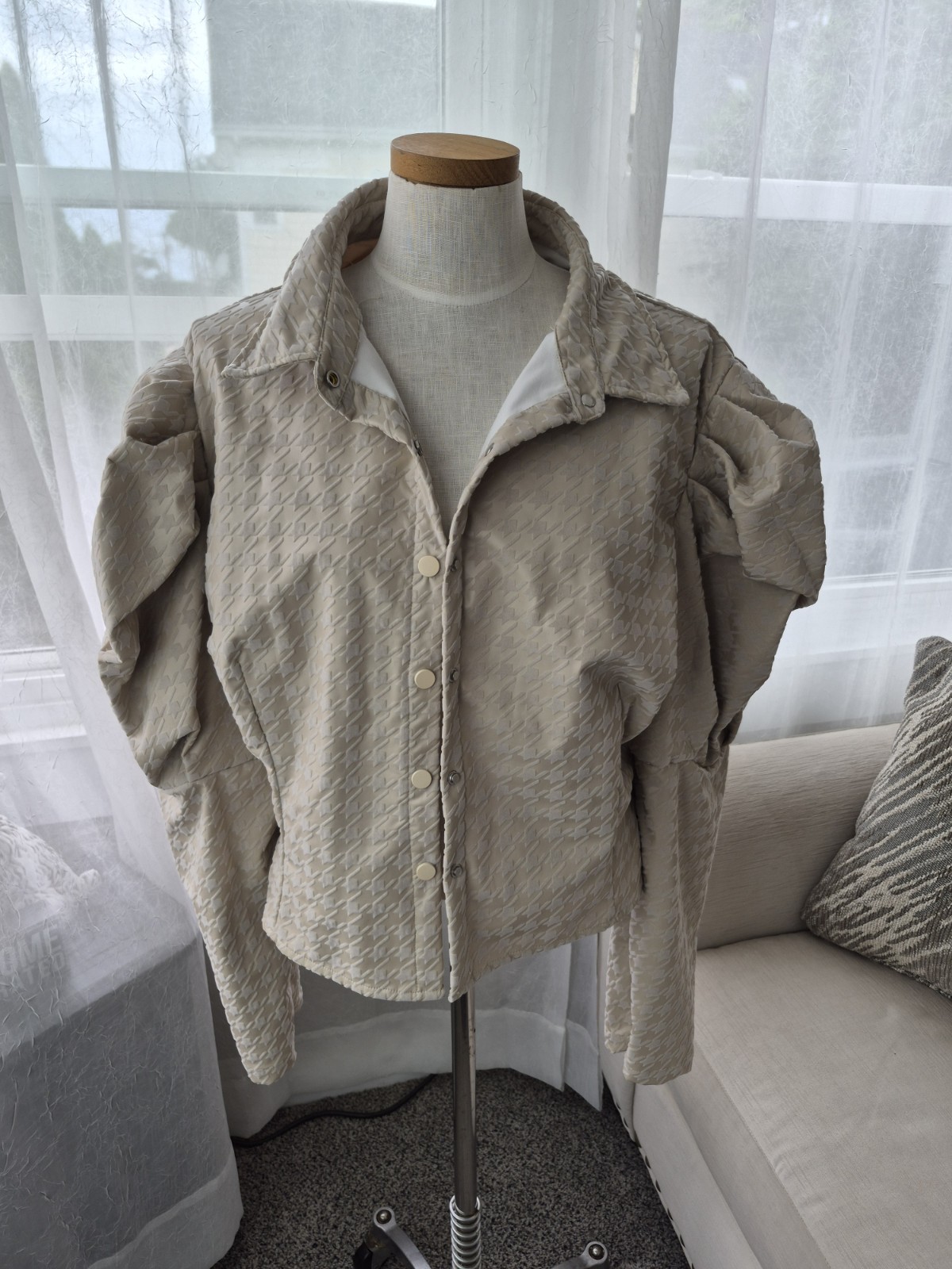 Akira puff puffy sleeve cropped jacket beige size 2X snap houndstooth. C2
