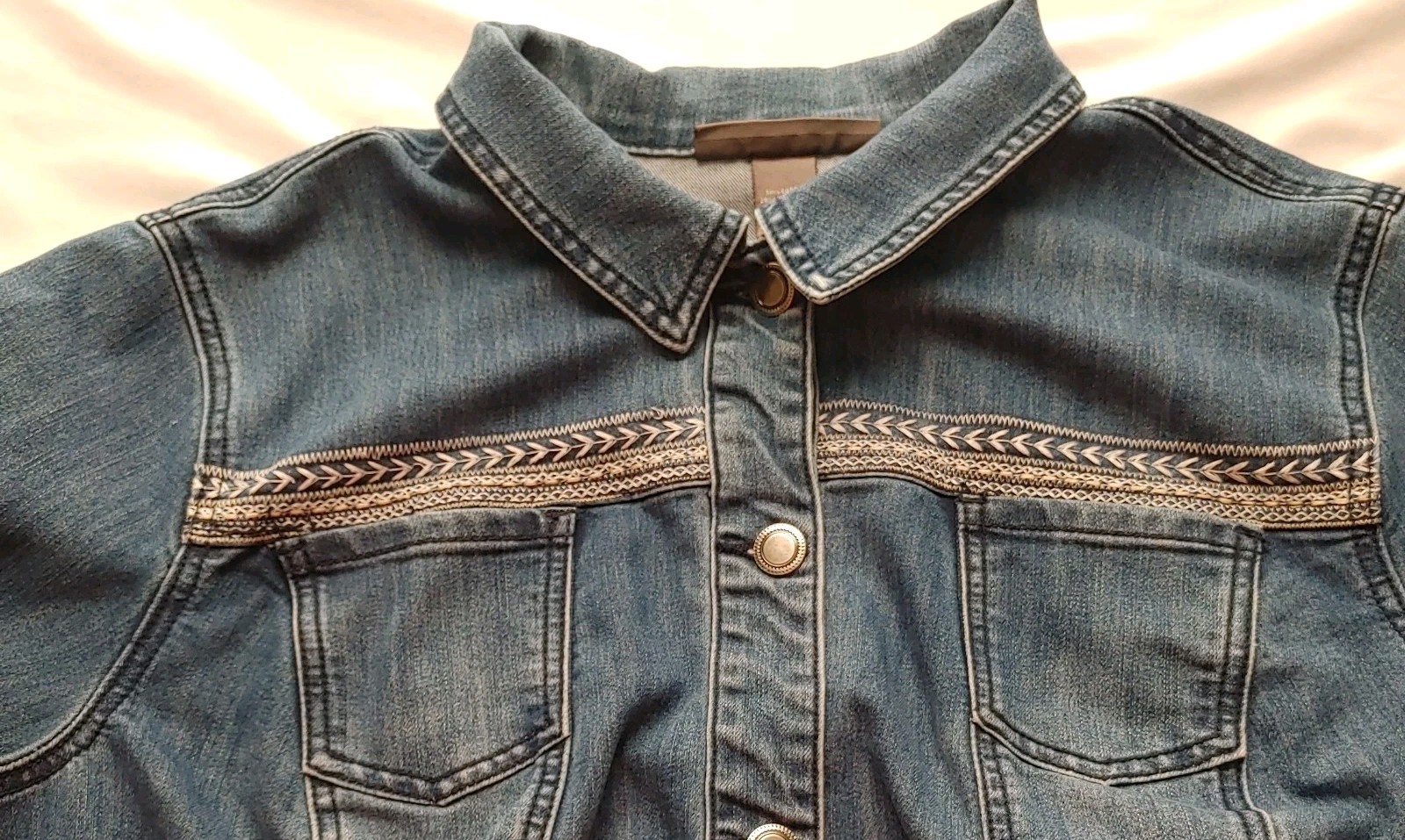 Avenue Denim Jacket Medium Blue Wash Embroidered Button Up Size 22/24