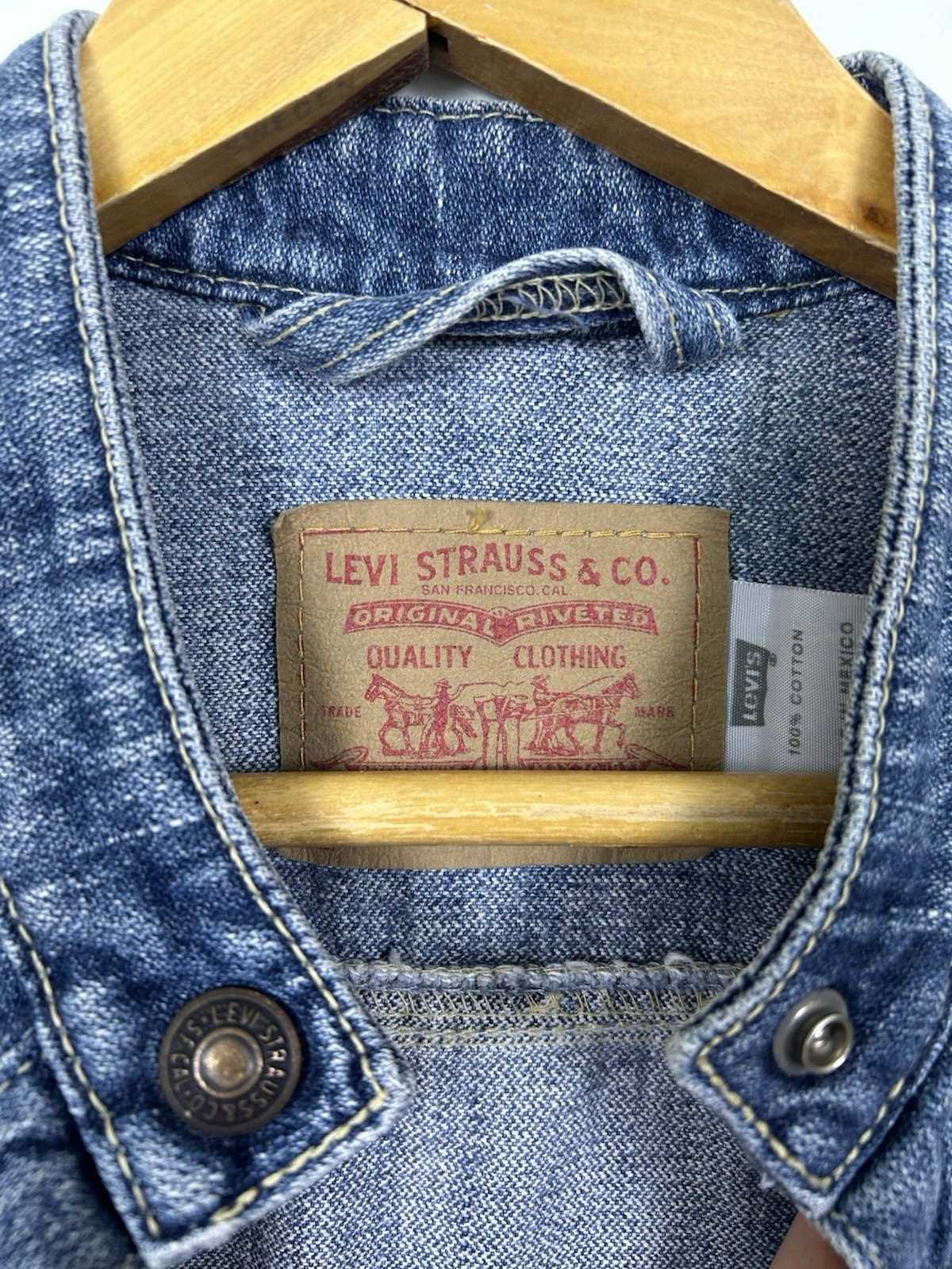 Levi’s Women Denim Vest Medium Wash Collarless Snap Band Neck Trucker Jacket L