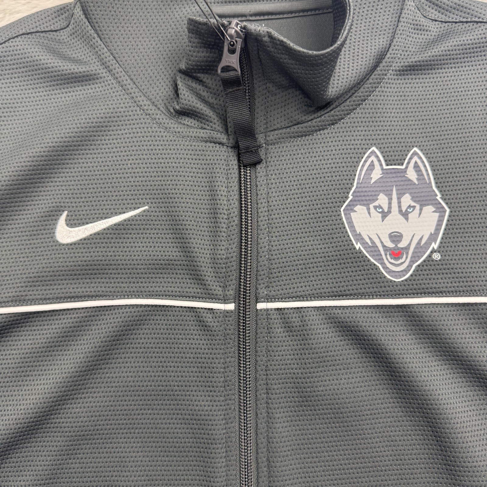 Nike UConn Huskies Jacket Womens Medium Gray Dri-FIT Full Zip Basketball Sample