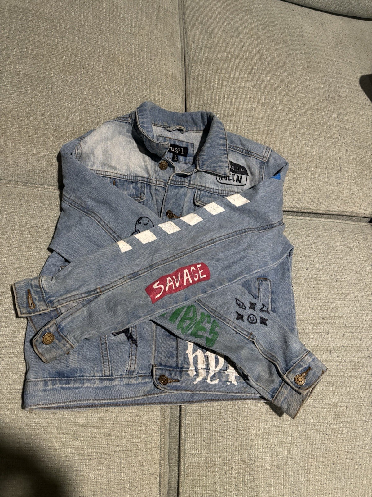 rue21 Women’s M Blue Graphic Print Denim Jacket Embroidered Button Pockets 90s