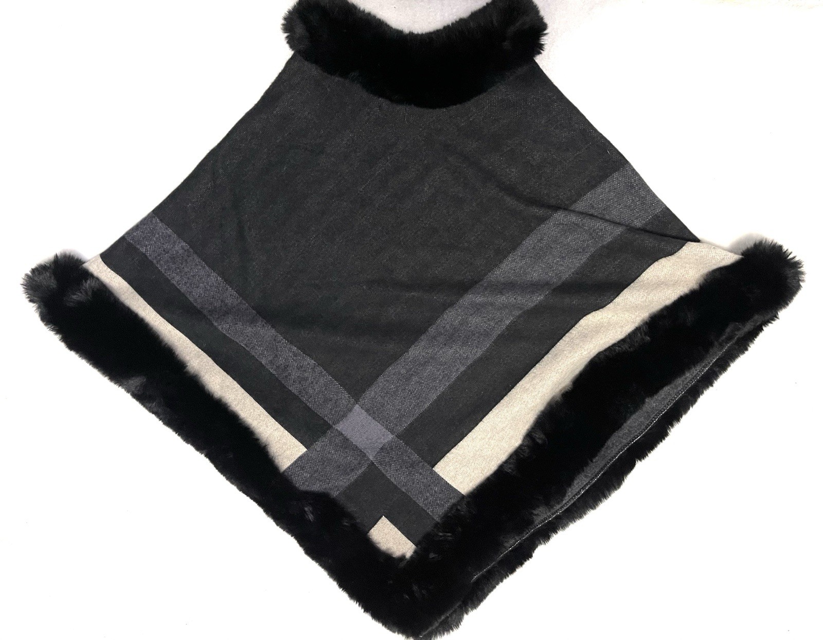 Cliche Women’s Wool Black White Gray Geometric Faux Fur Trim Cape