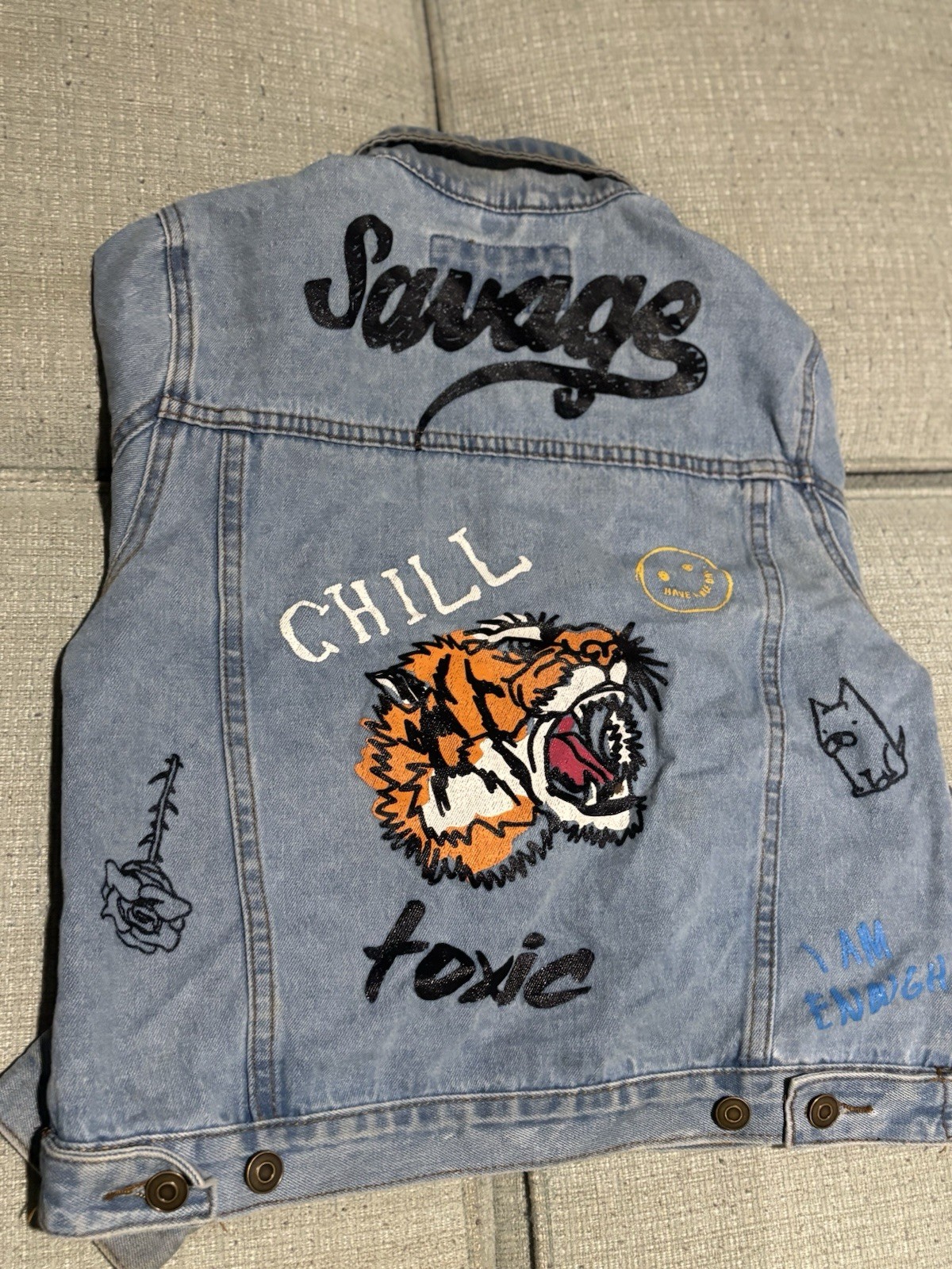 rue21 Women’s M Blue Graphic Print Denim Jacket Embroidered Button Pockets 90s
