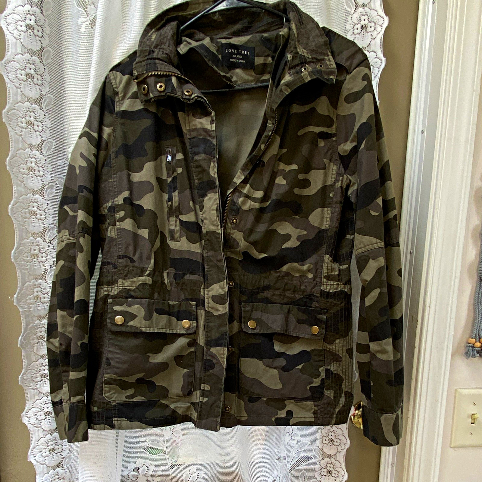 Love Tree Women’s Green Camo Hooded Short Utility Jacket Zip/Button Size XL