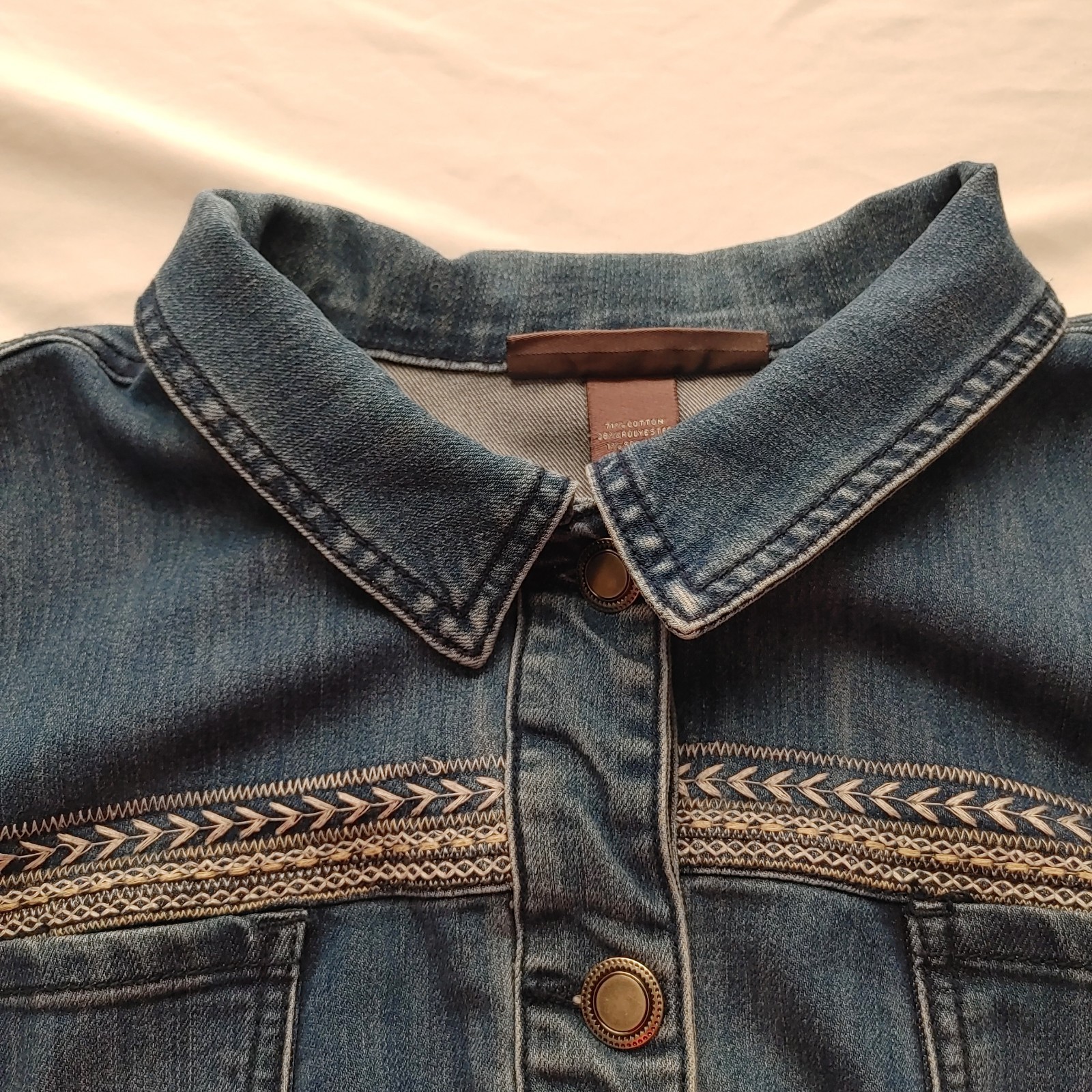 Avenue Denim Jacket Medium Blue Wash Embroidered Button Up Size 22/24