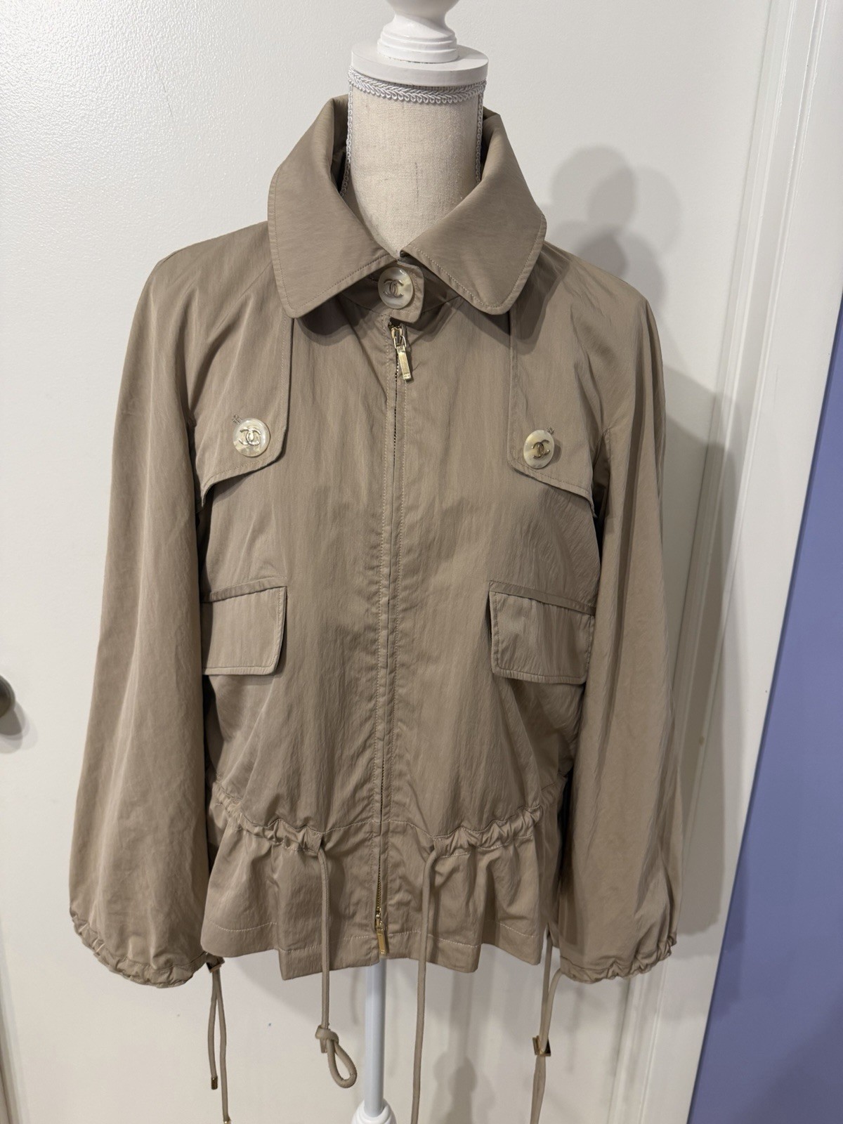 Chanel Beige CC Utility Drawstring Jacket Silk Lined Size 36 Made in Italy