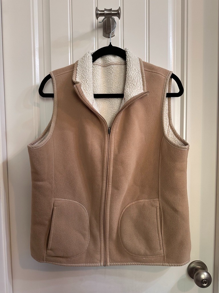 Laura Scott Wm’s Beige/White Reversible Vest LG Full Zip, 2 Front Pockets