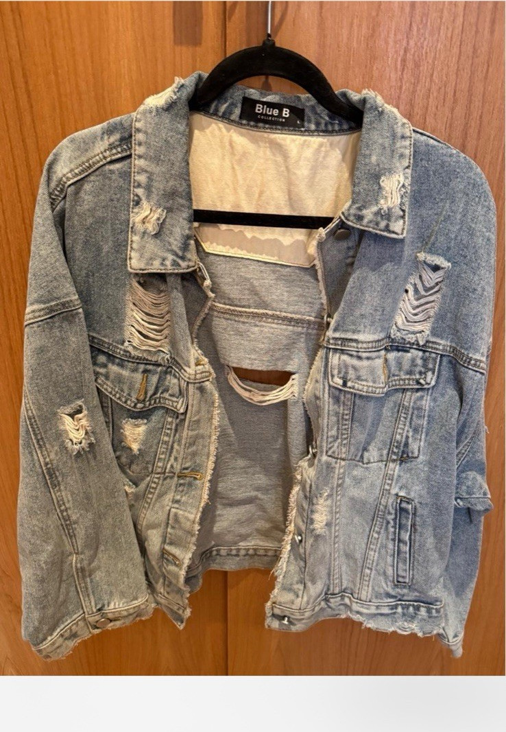 Blue B Women’s Distressed Light Wash Jacket L Relaxed Fit Button Pockets
