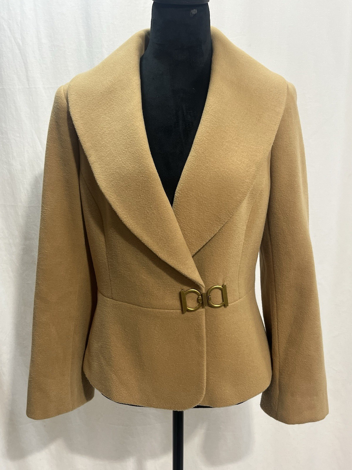Vintage Jones New York Camel Shawl Collar Blazer Jacket Quiet Luxury Gold Clasp