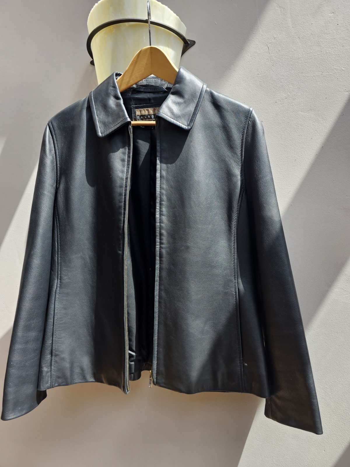 Elegant Black Audrey Talbott Smooth Leather Zip – Women’s Small / Vintage – EUC!
