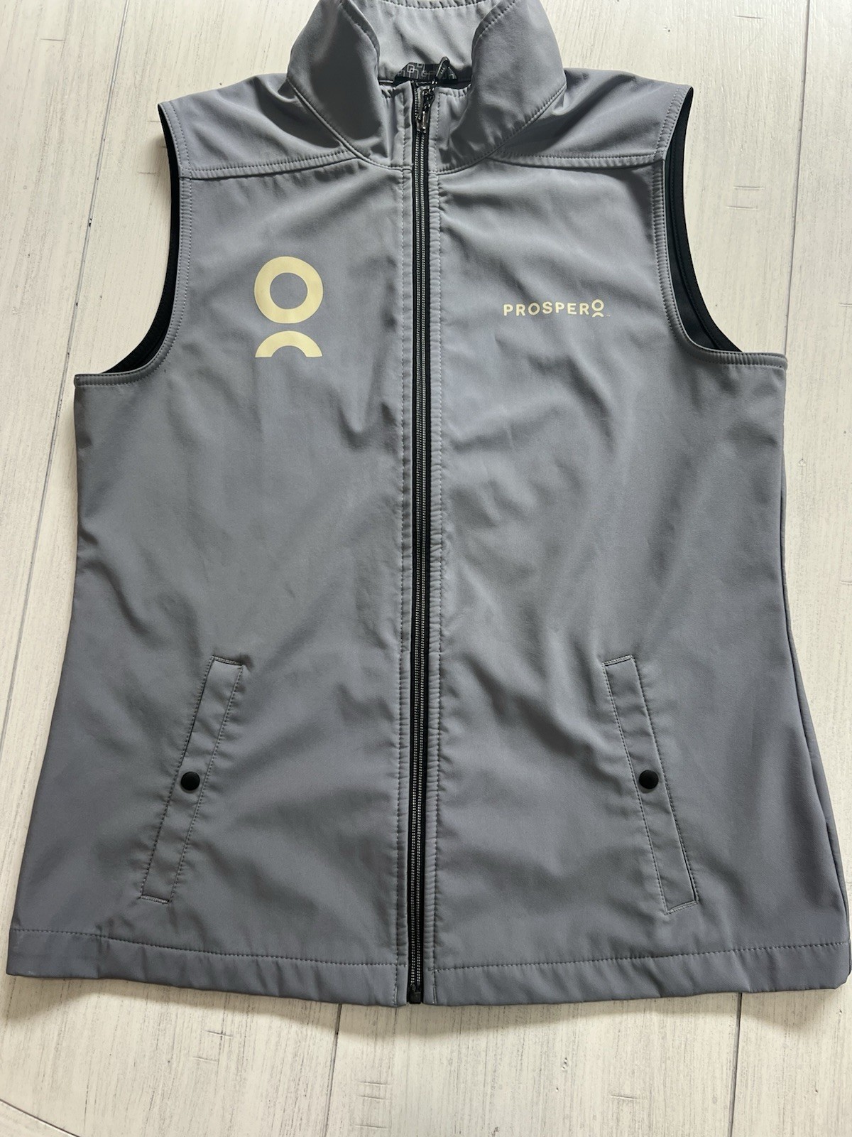 On Cloud Trimark Prospero Womens Size M Gray Softshell Vest Full Zip