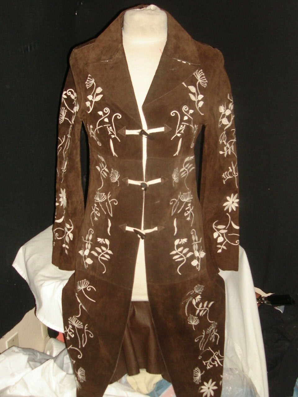 ARDEN B BROWN LT.WGT. SUEDE LEATHER W/IVORY EMBROIDERY 3-TOGGLE CLOSURE COAT M