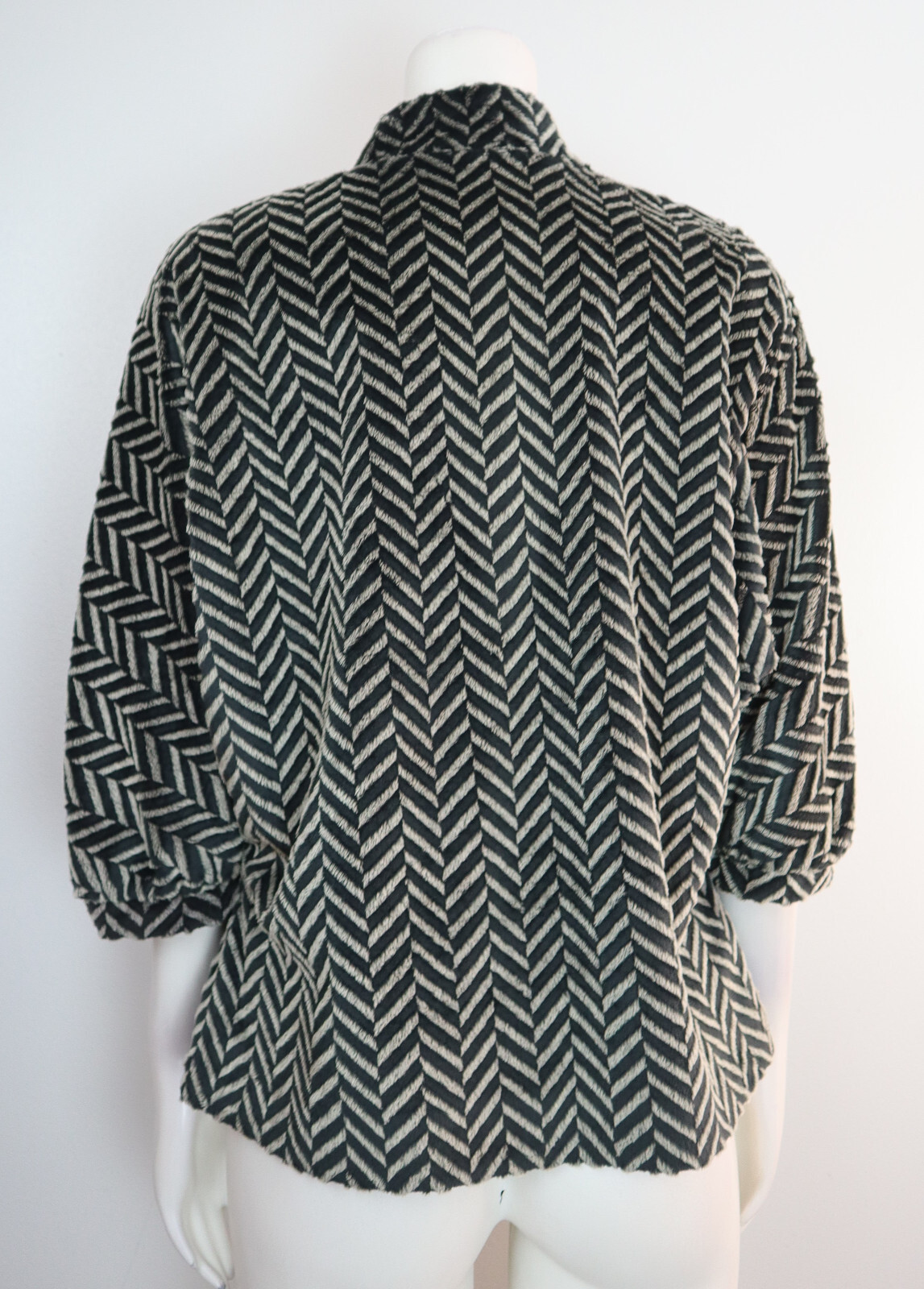 WOMEN S GRAY HERRINGBONE CHEVRON PLUSH FAUX FUR JACEKT – NUEVA – SIZE 10